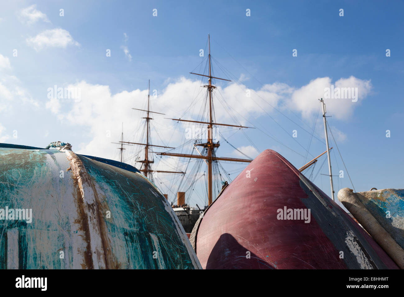 Umgedrehten Jollen mit den Masten der HMS Warrior hinter, auf der Festplatte in Portsmouth. Stockfoto