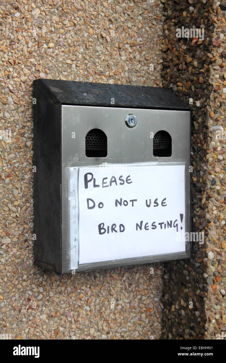 Zigarette bin mit einem Schild Vögel haben sich entschieden, in ihr nest Stockfoto