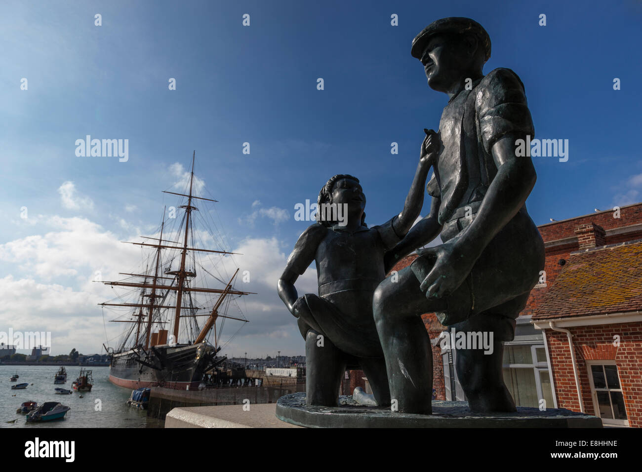 Bronze-Statue auf der Festplatte in Portsmouth Bildhauers Michael Peacock in Erinnerung an "Mudlarks", die Schlamm Kämpfe inszeniert. Stockfoto