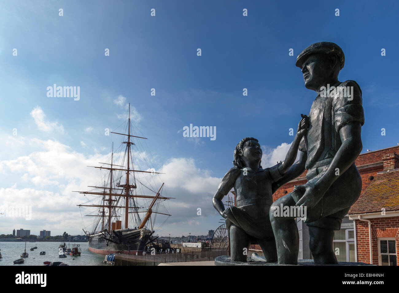 Bronze-Statue auf der Festplatte in Portsmouth Bildhauers Michael Peacock in Erinnerung an "Mudlarks", die Schlamm Kämpfe inszeniert. Stockfoto