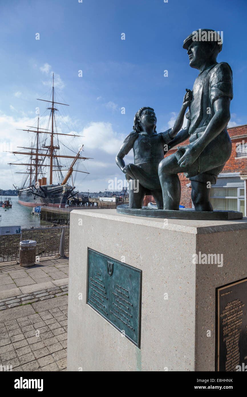 Bronze-Statue auf der Festplatte in Portsmouth Bildhauers Michael Peacock in Erinnerung an "Mudlarks", die Schlamm Kämpfe inszeniert. Stockfoto