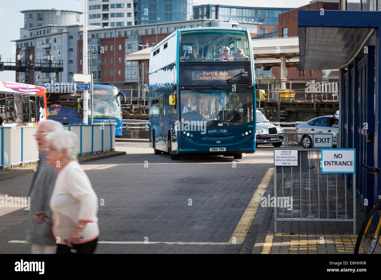 Park &amp; Ride Bus nähert sich der geschäftigen schwer Interchange in Portsmouth. Stockfoto