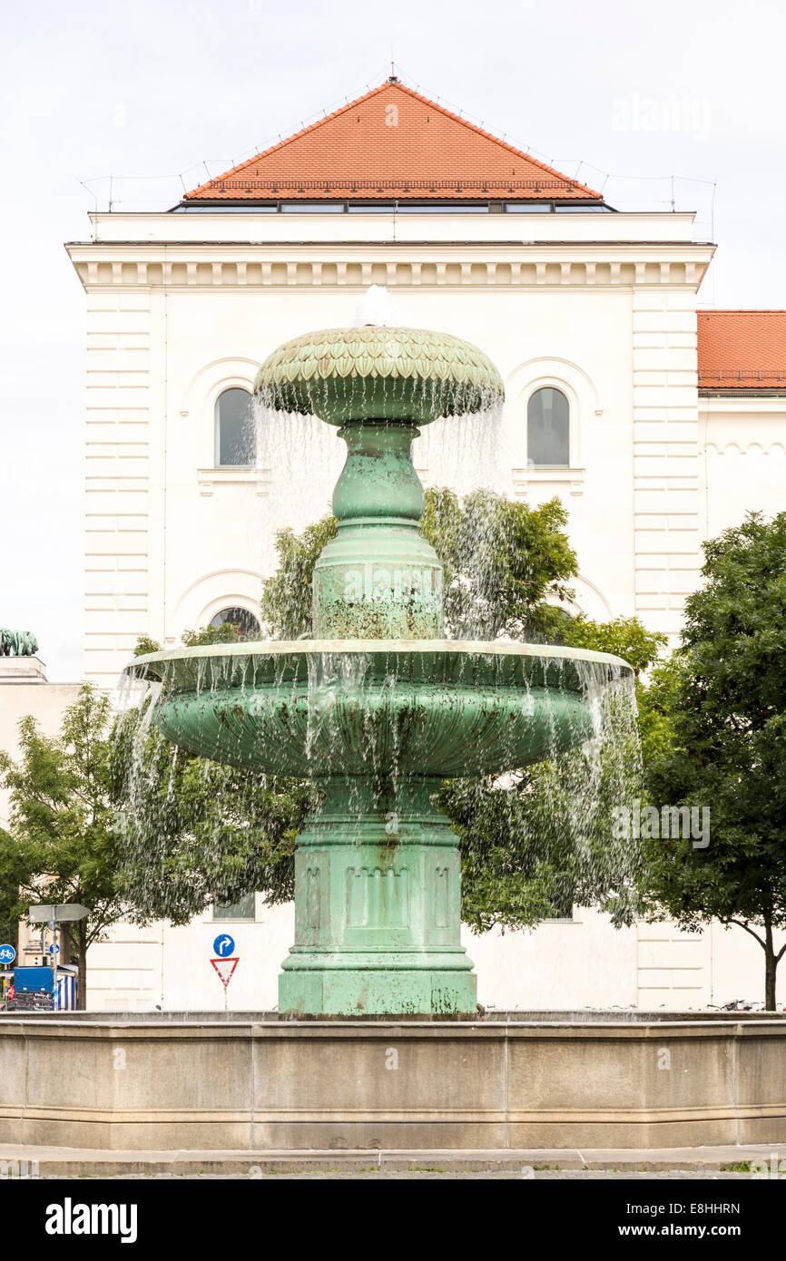 Brunnen an der Ludwig-Maximilians-Universität München. Stockfoto