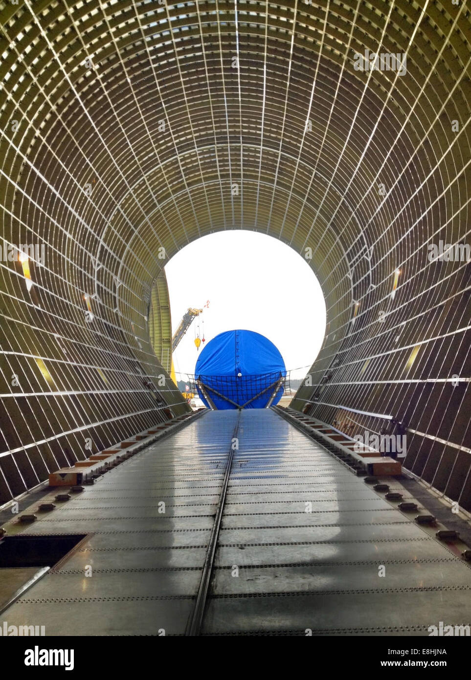 Die Super Guppy-Frachtflugzeuge der NASA landen in Alabama und transportieren einen Komposit-Raketentank zum Marshall Space Flight Center für weitere Tests und den Einsatz bei zukünftigen Missionen. Stockfoto