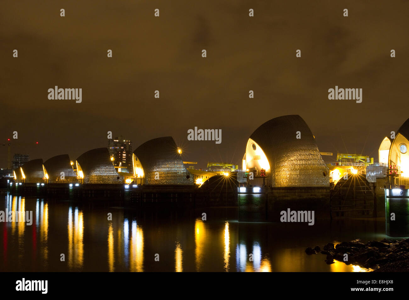 Thames Barrier in der Nacht vom neuen Charlton in der Royal Borough of Greenwich gesehen. Stockfoto