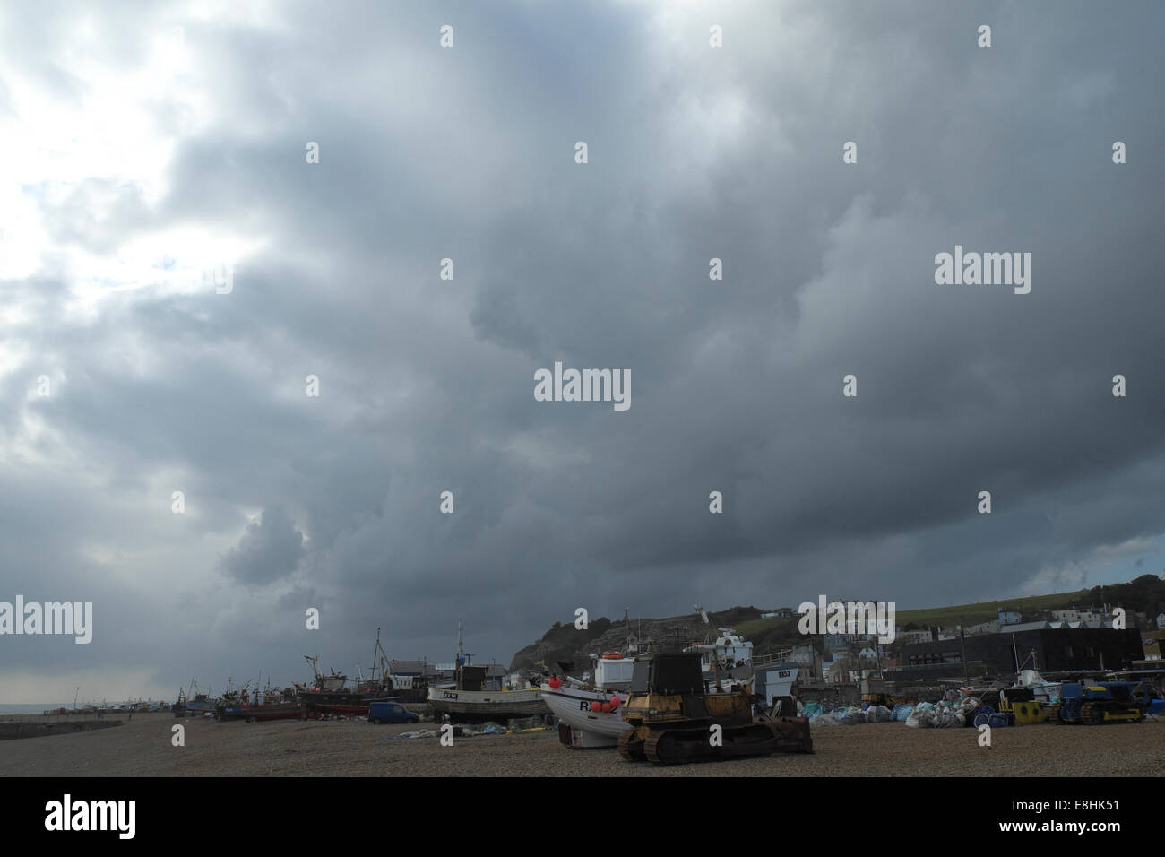 Hastings, Großbritannien. 8. Oktober 2014. Stürmisches Wetter über Hastings Stade Angeln Strand, East Sussex, UK. Stockfoto
