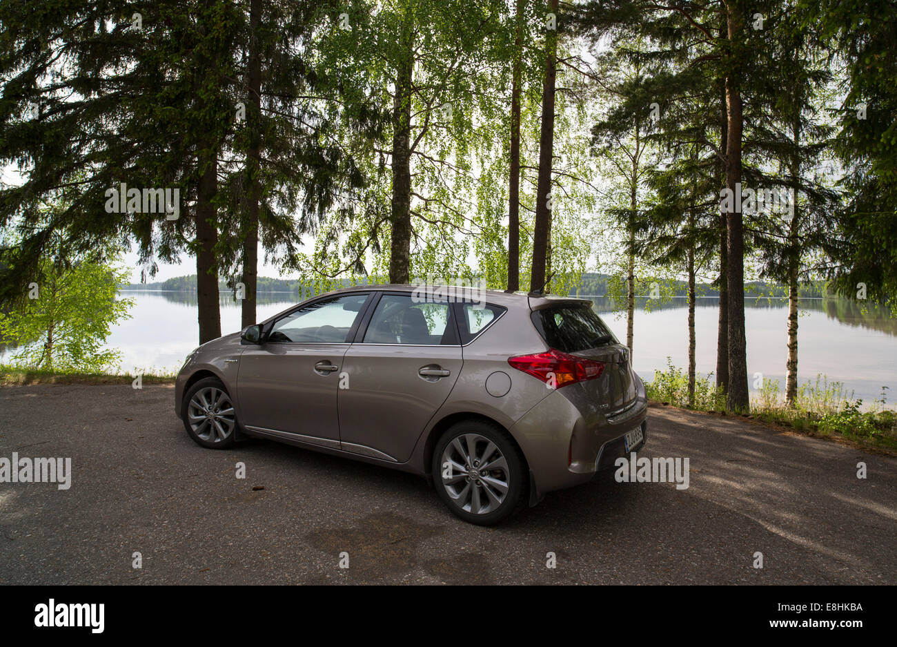 Toyota Auris Hybrid 2013 bei Autobahnrast-Stopp am Seeufer, Finnland Stockfoto