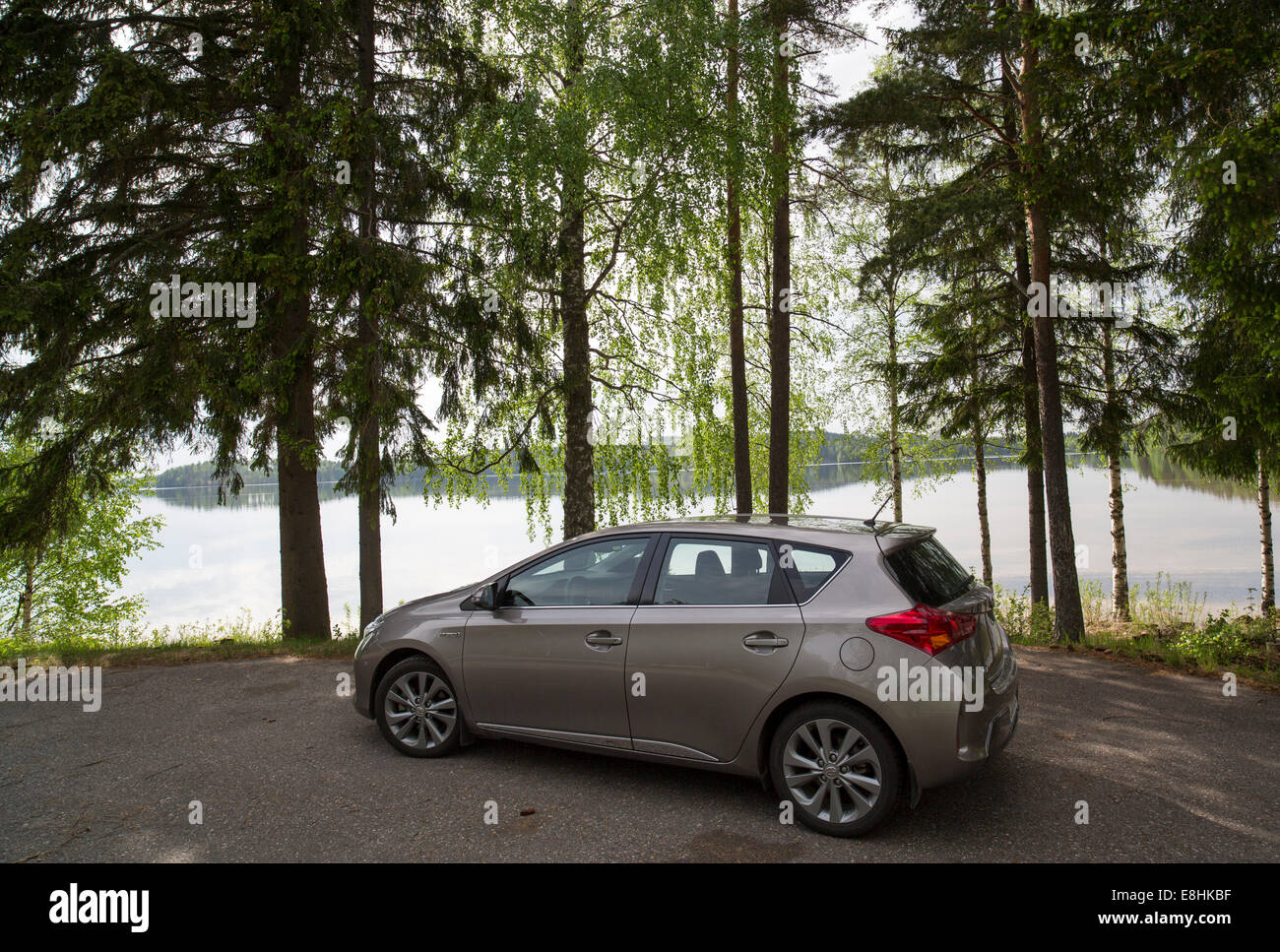 Toyota Auris Hybrid 2013 bei Autobahnrast-Stopp am Seeufer, Finnland Stockfoto