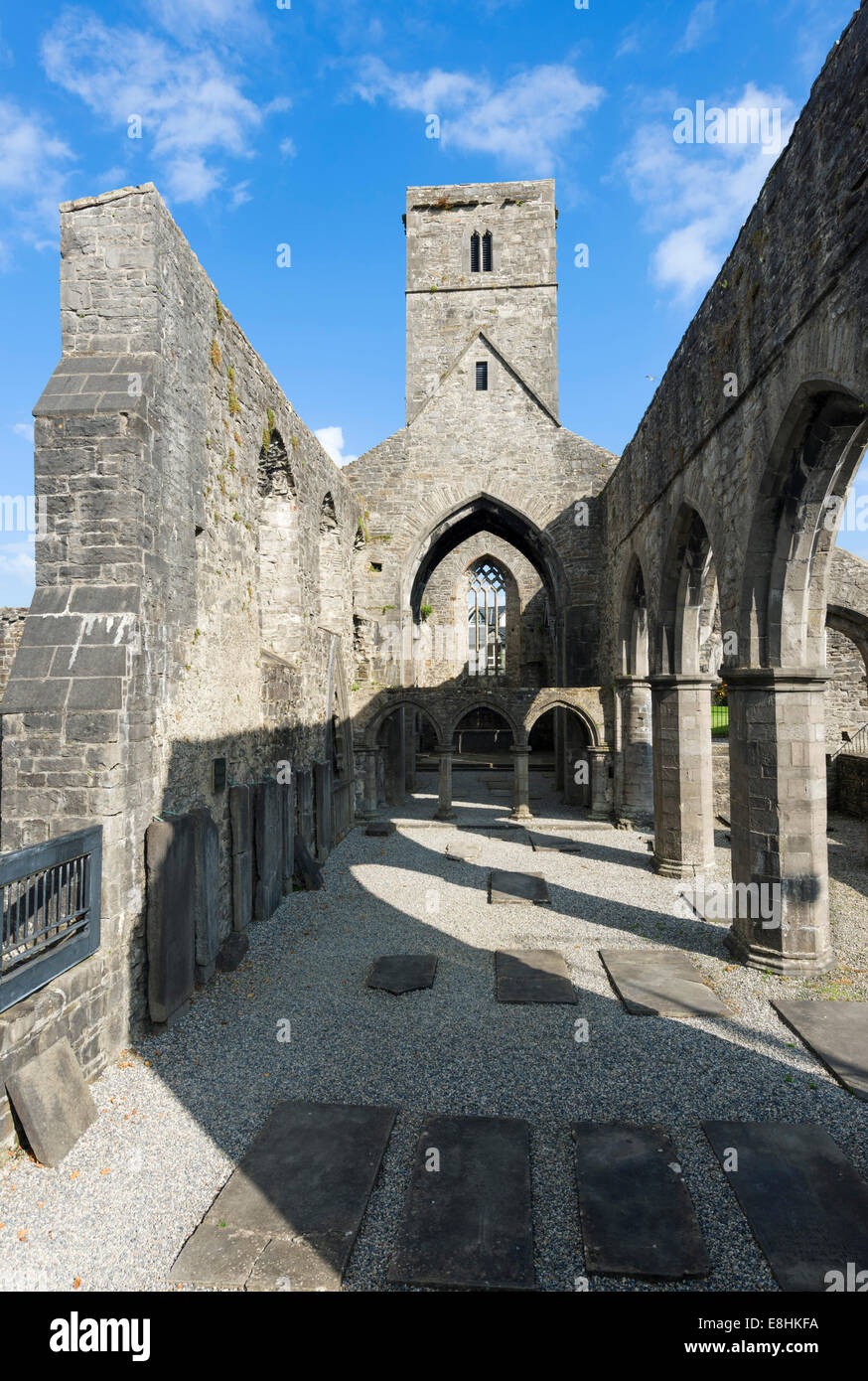 Sehen Sie sich das Kirchenschiff in den Ruinen von Sligo Abbey, Sligo Town, County Sligo, Irland Stockfoto