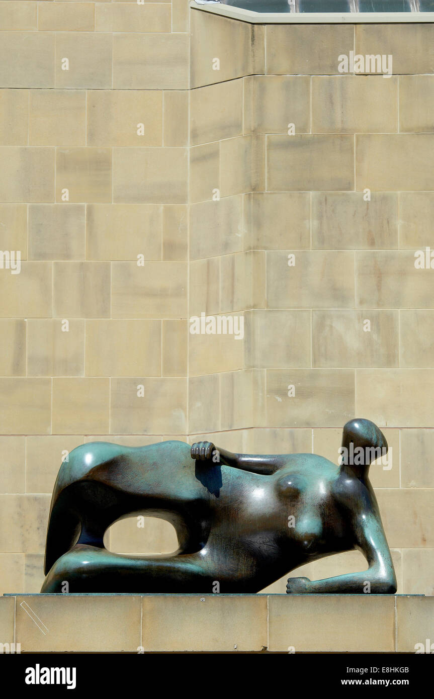 Leeds, UK. Moores liegende Frau außerhalb der Leeds Art Gallery. Stockfoto
