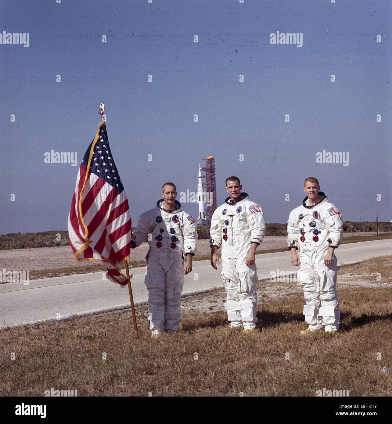 Die Apollo 9-Astronauten James McDivitt, David Scott und Russell Schweickart werden während der Vorbereitung der Trägerrakete SA-504 Saturn V im Marshall Space Flight Center in Huntsville, Alabama, fotografiert. Ihre Arbeit trug zu Apollo-Programmmissionen, Astronautentraining und Geschichte der NASA bei. Stockfoto