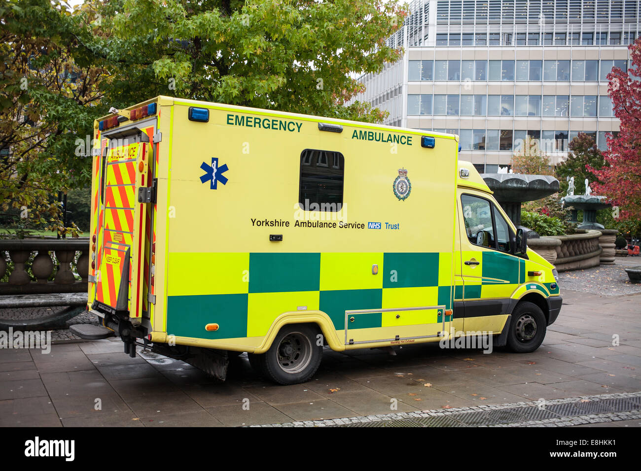 Yorkshire Ambulance Service-Fahrzeug in der Peace Gardens in Sheffield Stadtzentrum South Yorkshire UK Stockfoto