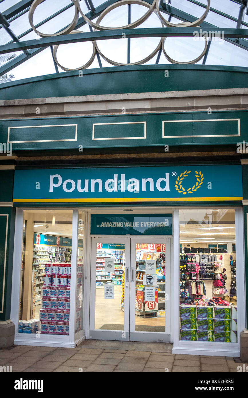 Poundland Discounter in Hillsbourgh Kaserne Sheffield UK Stockfoto