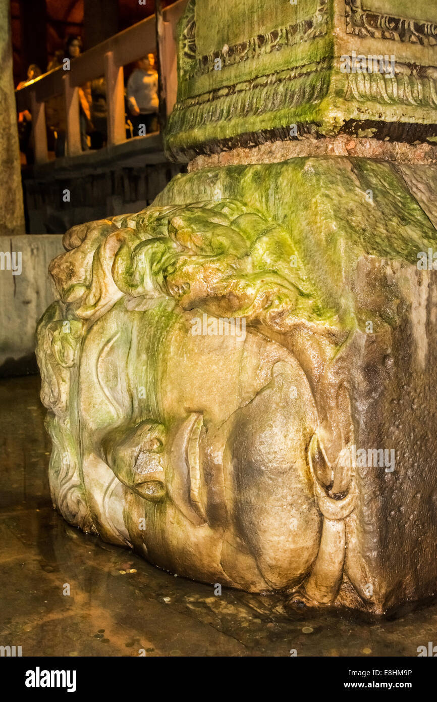 Medusa Head bei der Anlage von Spalten und Wasser unterirdisch, Basilika Zisterne, Istanbul, Türkei Stockfoto