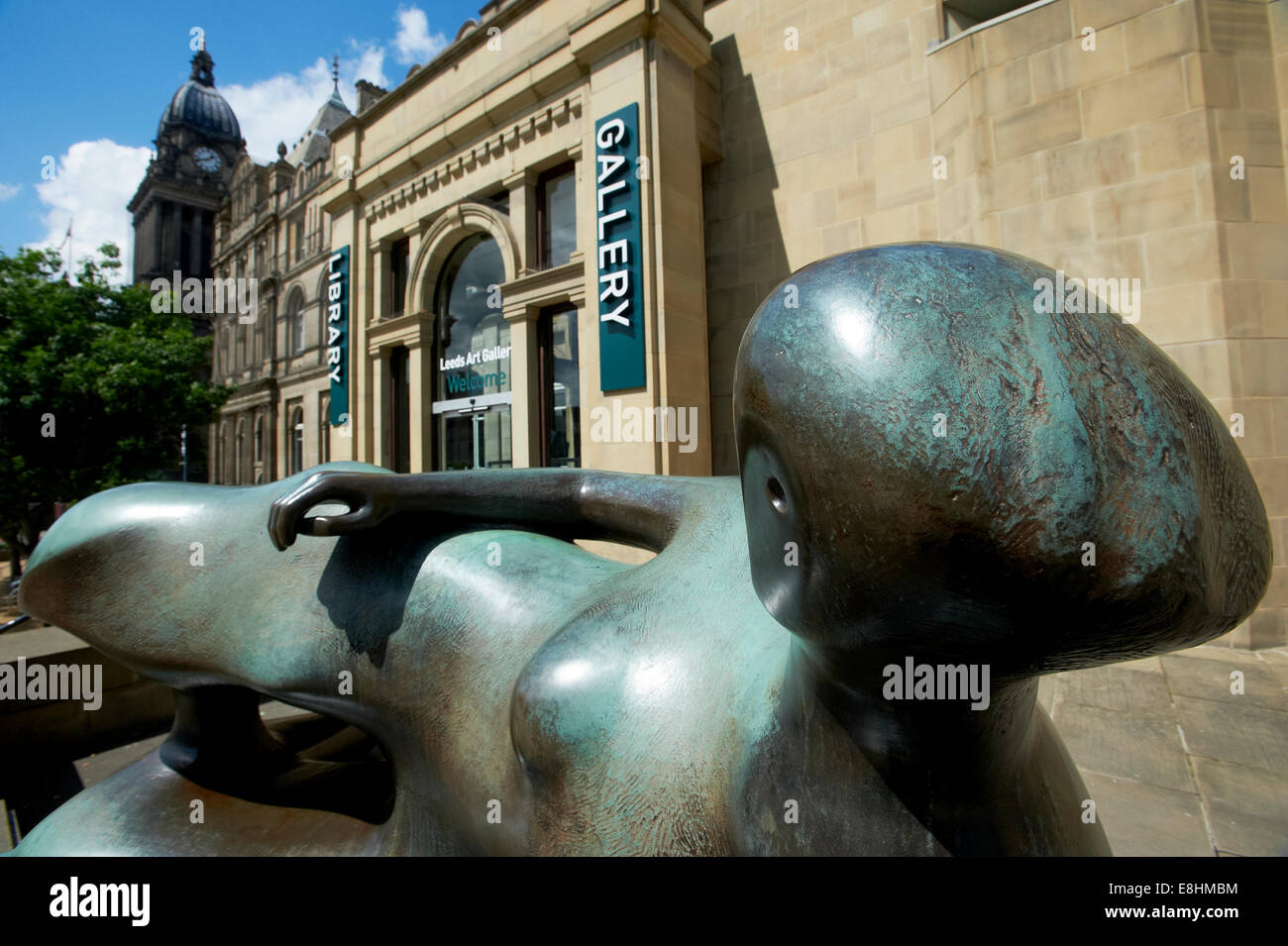 Leeds, UK. Liegende Frau Skulptur von Henry Moore am Eingang zum Leeds City Art Gallery, Bibliothek & Henry Moore Institute. Stockfoto