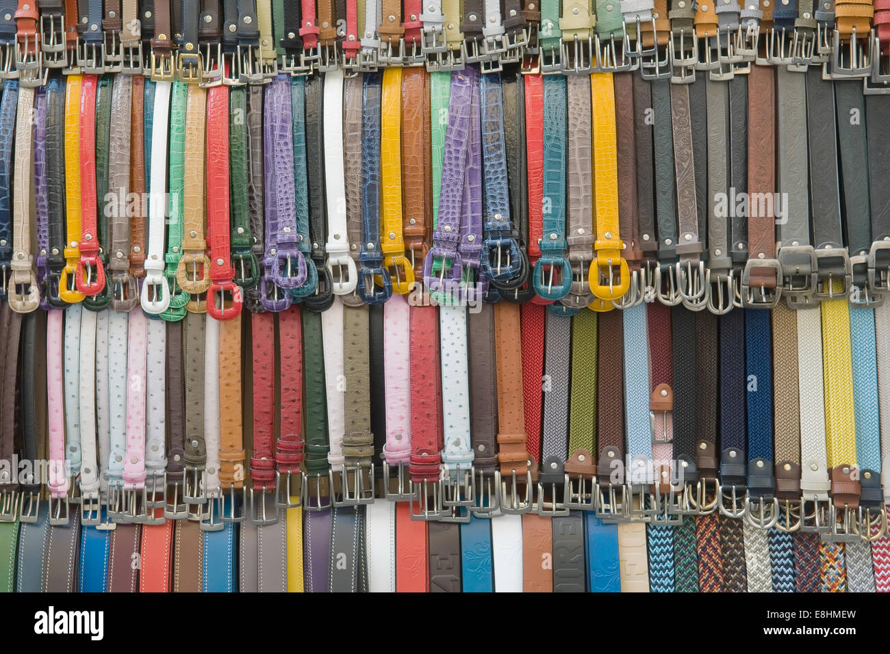 viele farbige Ledergürtel auf einem Markt Stockfoto