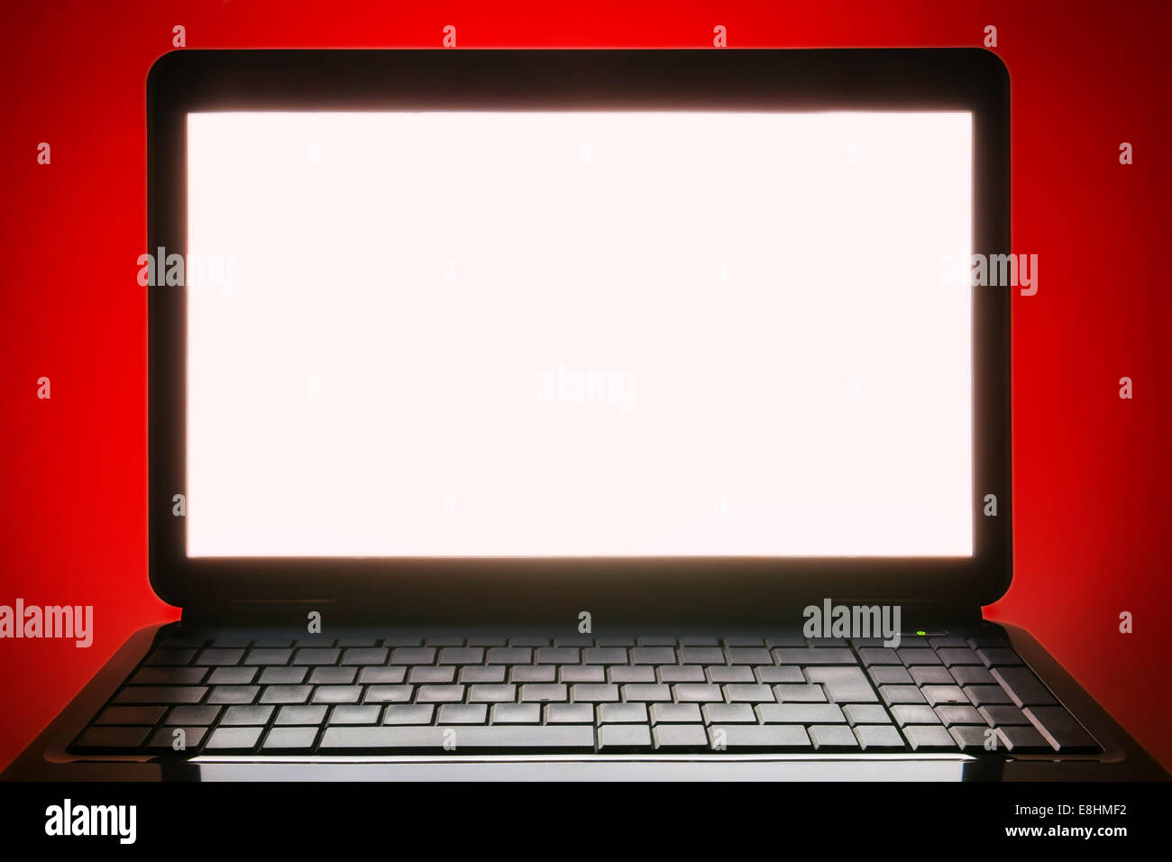 schwarzer Laptop schwarzer Bildschirm und keine Tastatur Zeichen Stockfoto