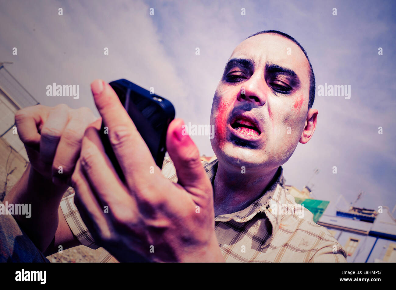 eine gruselige Zombie mit einem Smartphone mit einem Filtereffekt Stockfoto