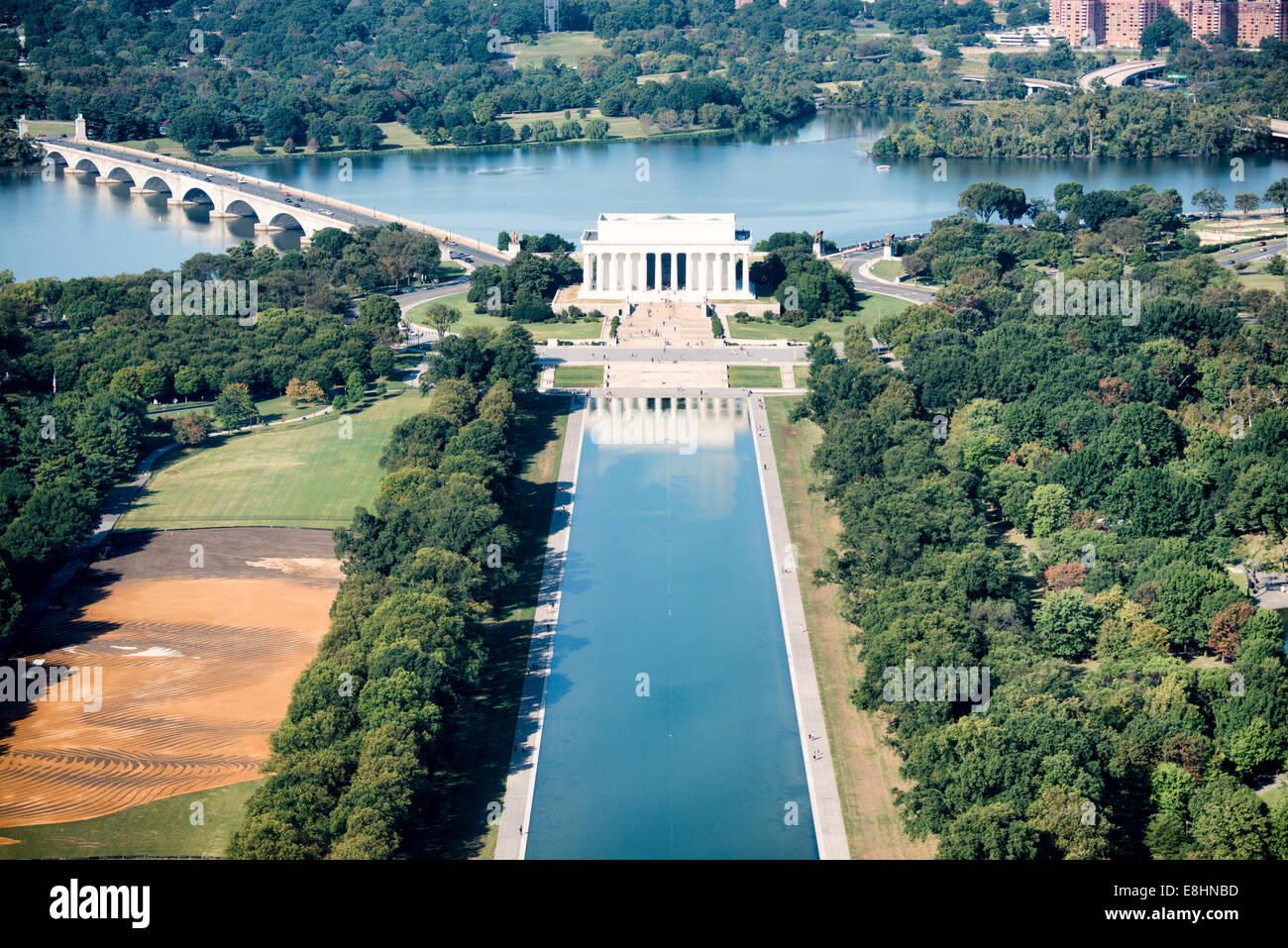 WASHINGTON, DC, USA – das Lincoln Memorial und die Arlington Memorial Bridge werden von der Aussichtsebene des Washington Monuments aus gesehen, zwischen denen sich der Reflecting Pool erstreckt. Dieser 555 Meter hohe Obelisk bietet einen Panoramablick auf die National Mall und den monumentalen Kern der Hauptstadt. Stockfoto