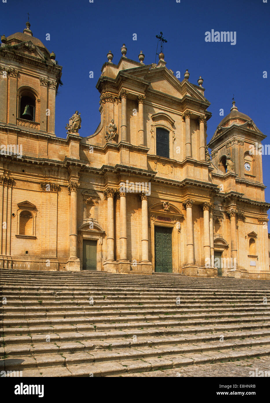 Sizilien ist die größte Insel im Mittelmeer. Es wurde 1860 italienisch, hat aber eine sehr ausgeprägte Landschaft und Kultur. Das Bild zeigt die Kathedrale von Noto, bevor sie beim Erdbeben von 2007 zerstört wurde. Stockfoto