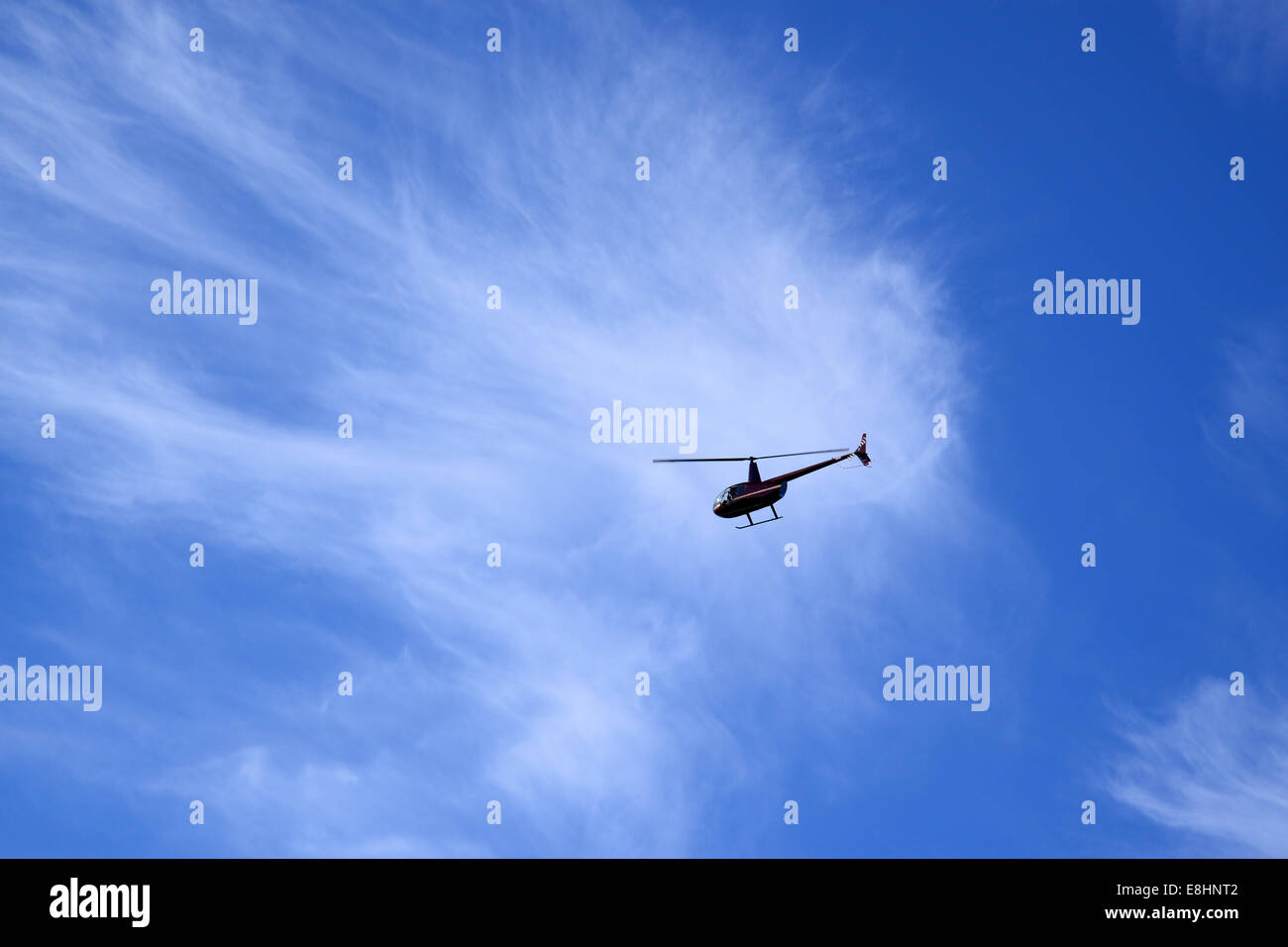 Hubschrauber am blauen Himmel Stockfoto