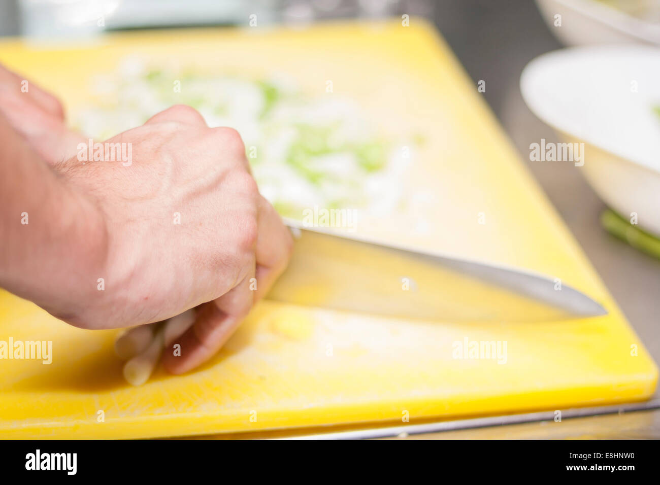 Nahaufnahme eines Hand-Chef Hacken Gemüse Stockfoto