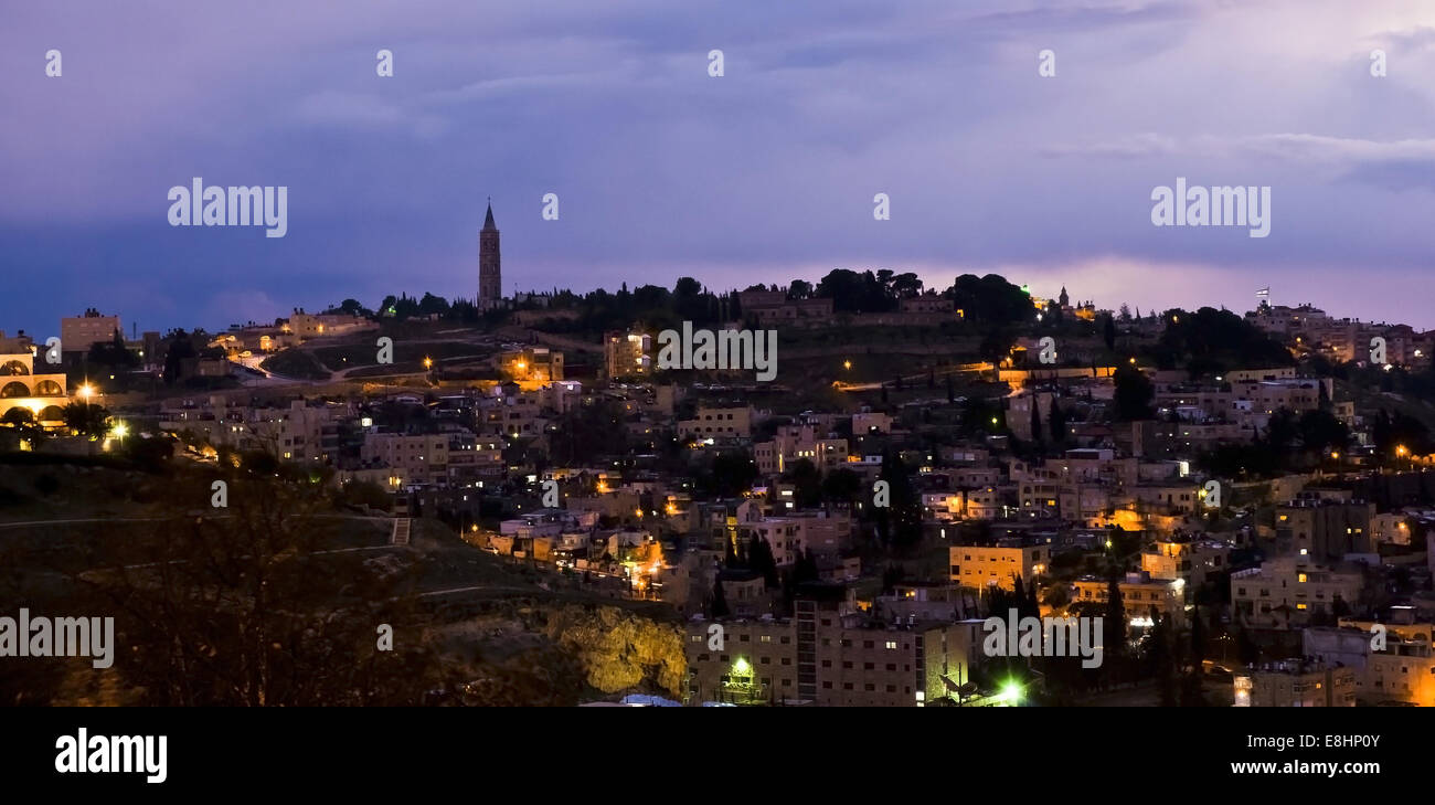 Panoramablick auf Saint Town Jerusalem-Nachtansicht. Stockfoto