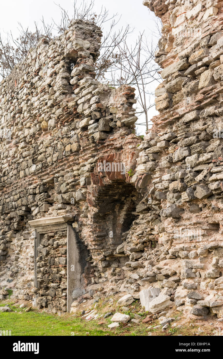 Überreste der berühmten antiken Mauern von Konstantinopel in Istanbul Stockfoto