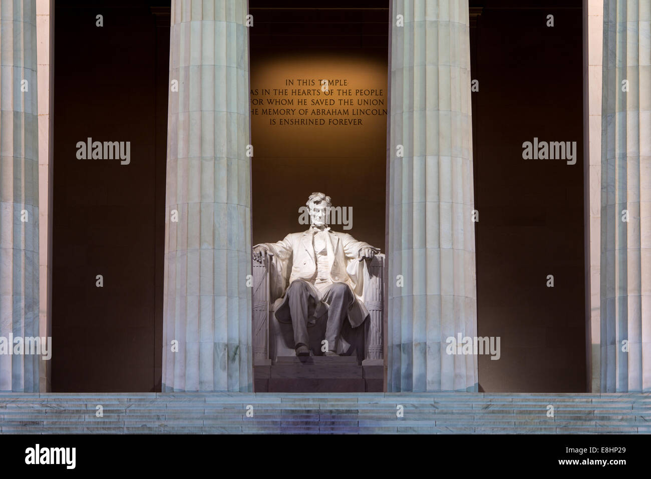 Lincoln Memorial at Night Washington DC // Lincoln Memorial am westlichen Ende der National Mall in Washington DC, nachts unter Lichtern. Stockfoto