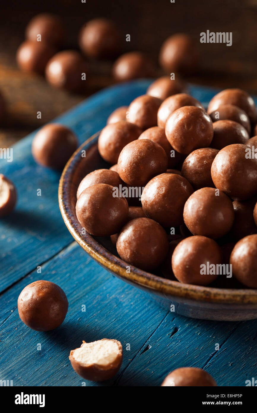 Dunkle Schokolade Malted Milk Kugeln in eine Schüssel geben Stockfoto