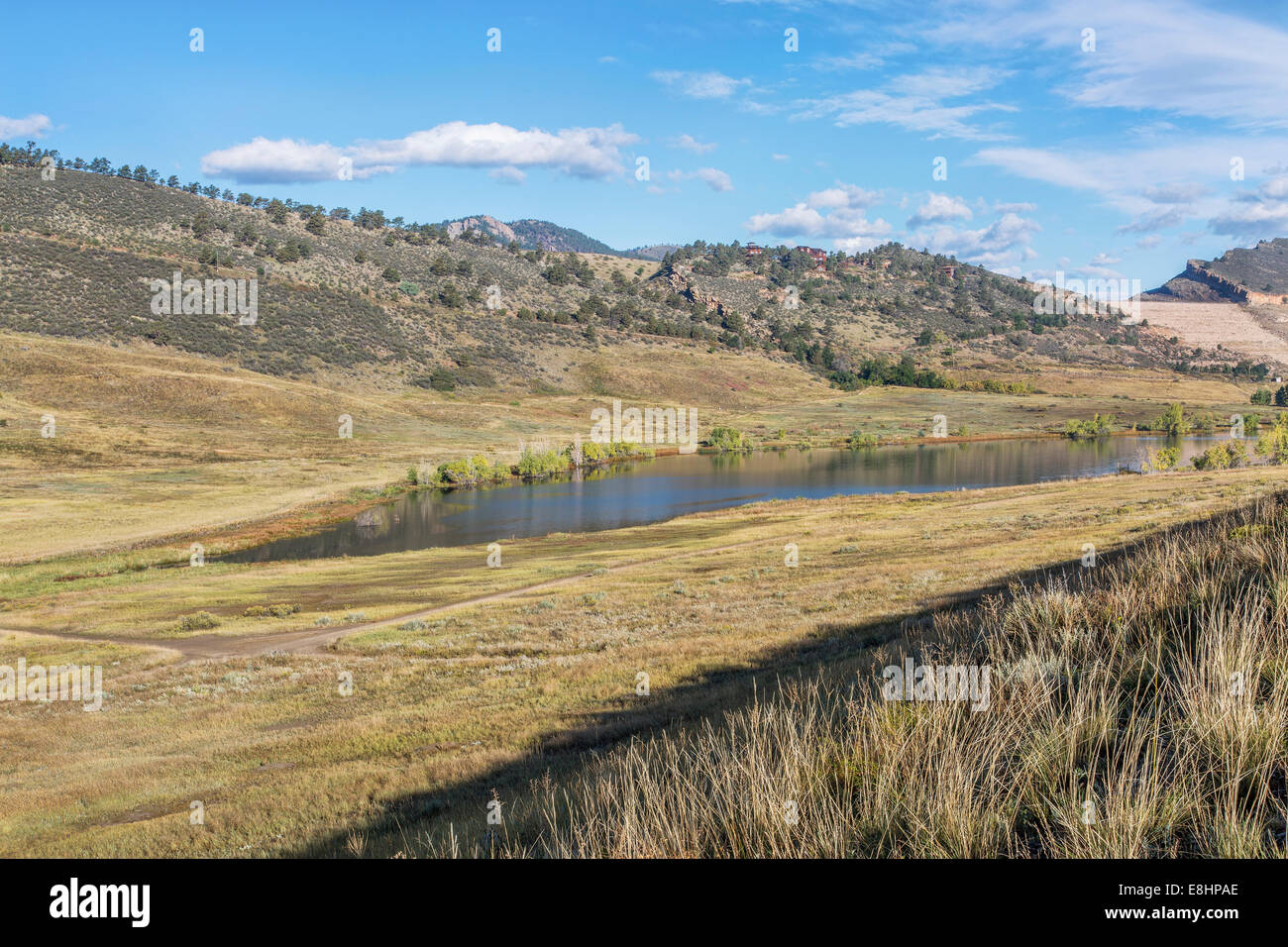 Bergtal und See - Pineridge Naturschutzgebiet am Fuße der Rocky Mountains in Fort Collins, Colorado Stockfoto