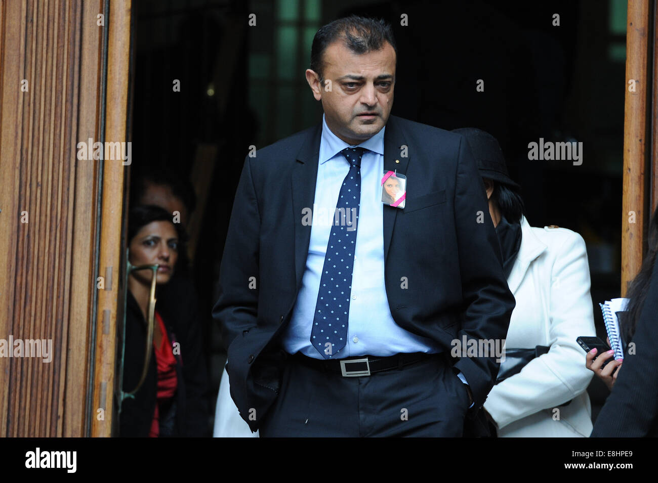 Cape Town, Südafrika. 8. Oktober 2014.   Ashok Hindocha, Onkel des verstorbenen Anni Dewani) verlässt Gericht nach der heutigen Verfahren bei Tag2 der Shrien Dewani Prüfung am Kap High Court vor Richter Jeanette Traverso. Dewani entsteht der Einstellung Männer betroffen, seiner Frau Anni zu ermorden. Anni Ninna Dewani (geb. Hindocha, 12. März 1982 – 13. November 2010) war eine schwedische Frau, die, während Sie auf ihrer Hochzeitsreise in Südafrika, wurde entführt und ermordet dann in Gugulethu Township in der Nähe von Kapstadt am 13. November 2010 (Wikipedia). Bildnachweis: Roger Sedres/Alamy Live-Nachrichten Stockfoto