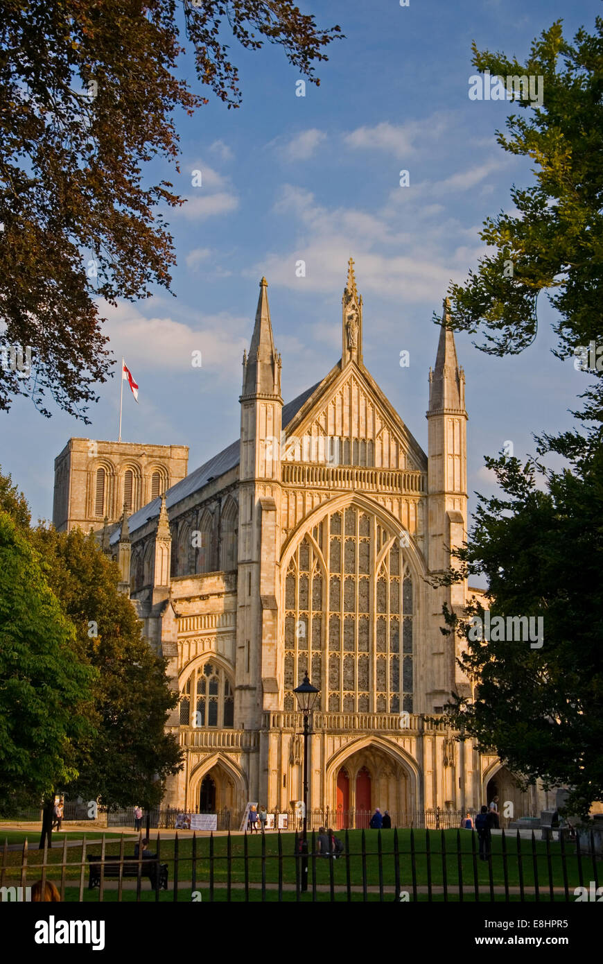 Herbstliche Nachmittagssonne auf der Westfassade der Kathedrale von Winchester in Hampshire. Stockfoto