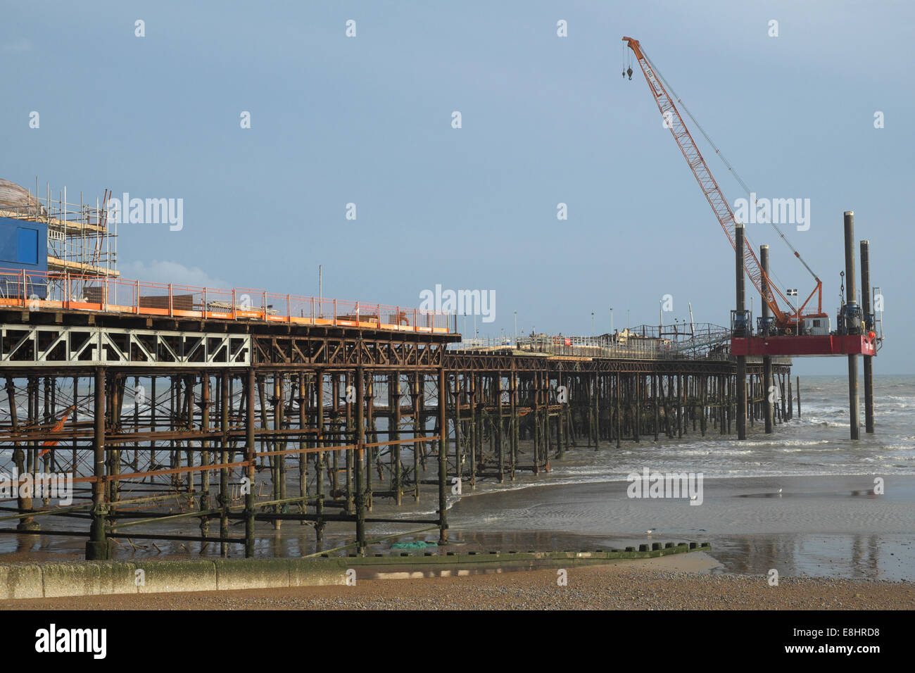 Hastings, East Sussex, UK. 8. Oktober 2014. Renovationsarbeiten weiter Hastings Pier, die durch einen Brand in einem Brandanschlag im Oktober 2010 zerstört wurde. Stockfoto