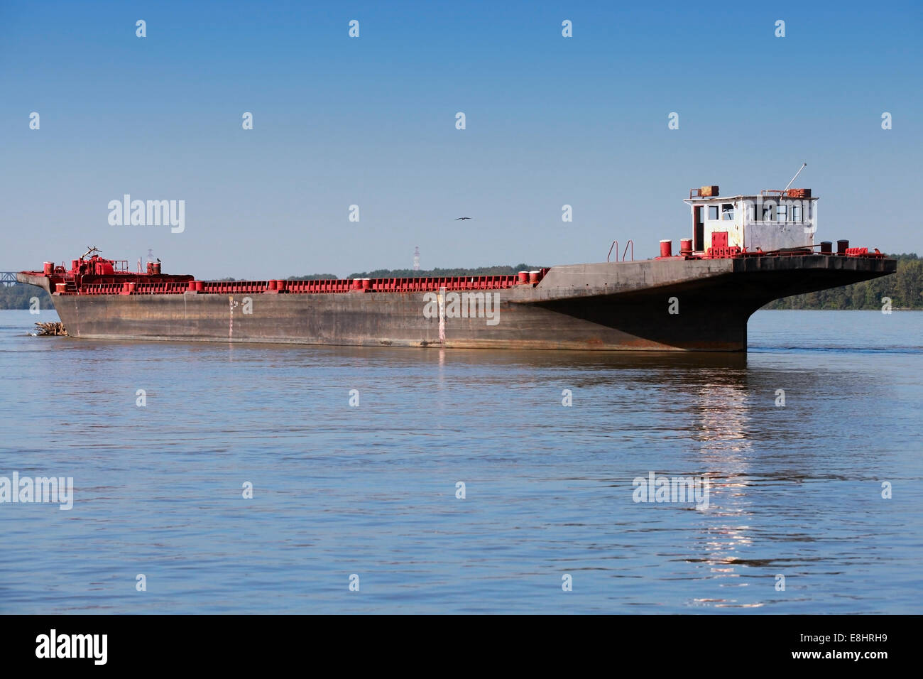 Große Ladung Schiff ankert auf der Donau zwischen Bulgarien und Rumänien Stockfoto