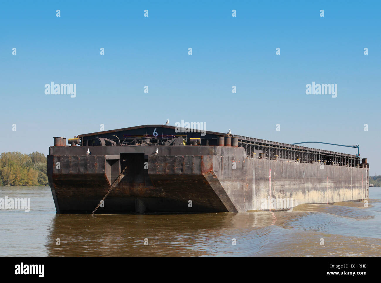 Große schwarze Ladung Schiff ankert auf der Donau Stockfoto