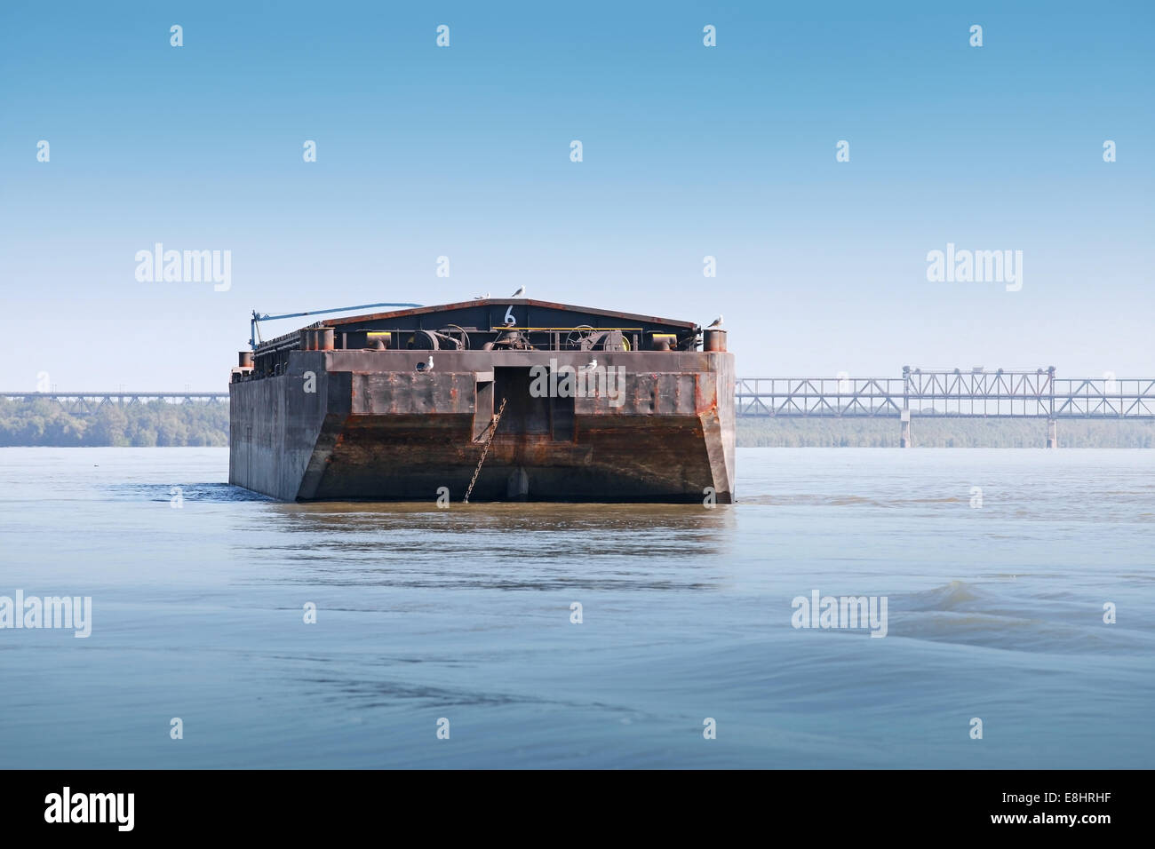 Schwarze Cargo Schiff ankert auf der noch Donau Stockfoto