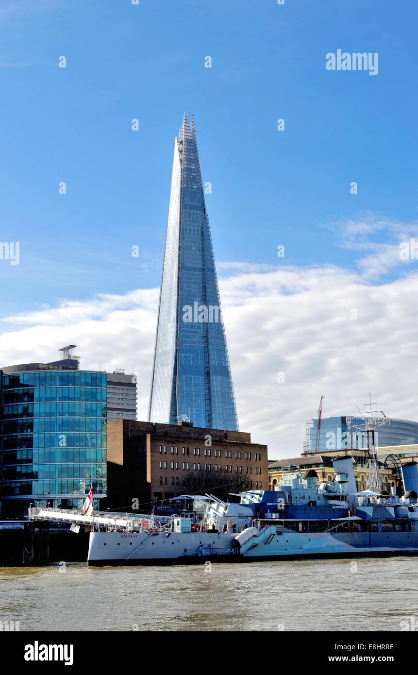 Die Scherbe und HMS Belfast an der Fluss Themse in London Stockfoto