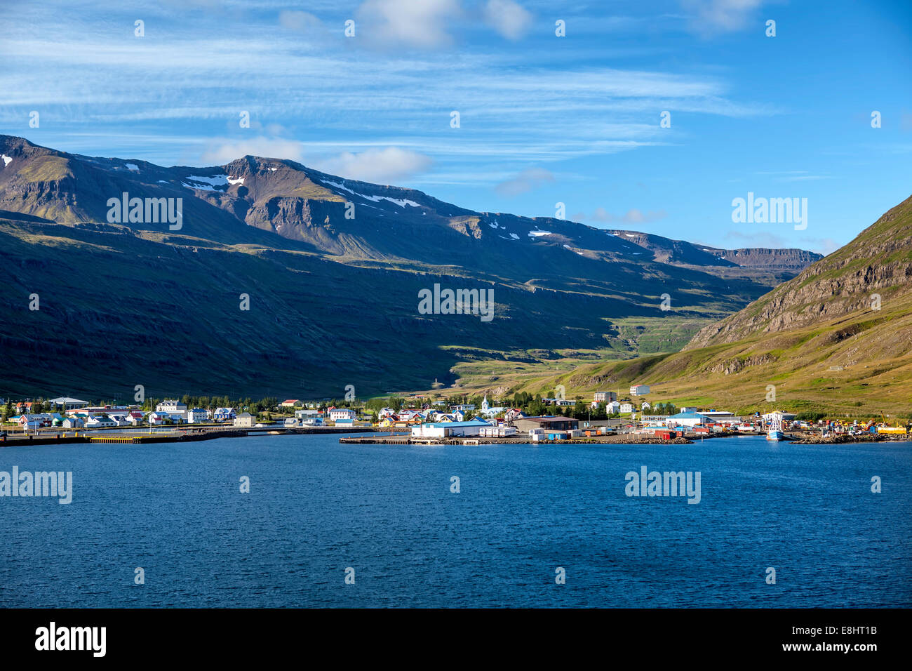 Seydisfjordur ziemlich ruhige und heitere Stadt umgeben von Bergen in Island.  Blick vom Meer Stockfoto