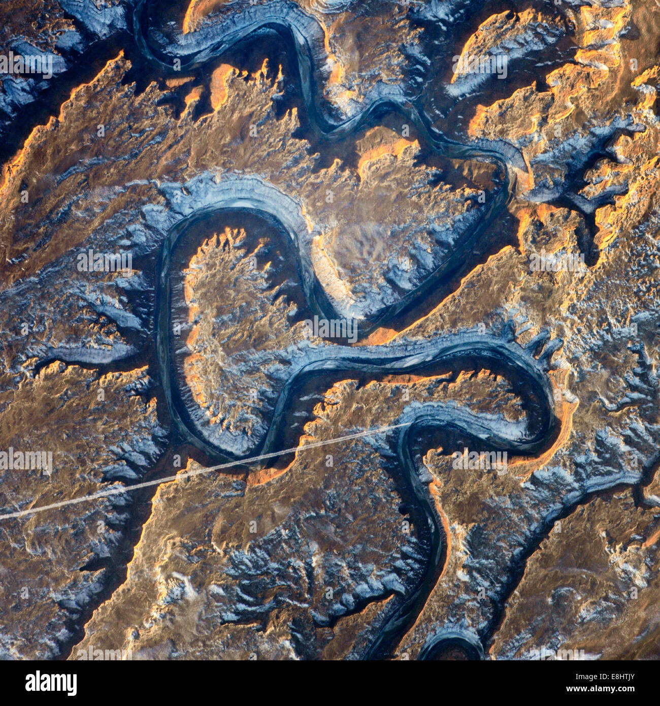 Bowknot Bend im Green River im Osten Utahs bildet eine einzigartige Form, die von Satelliten erfasst wurde und Teil des Green River Canyon-Systems ist, das für geologische und ökologische Forschung untersucht wurde. Stockfoto