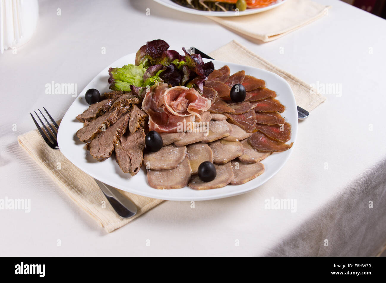Verschiedene Fleischsorten auf Teller im Restaurant Gedeck Stockfoto