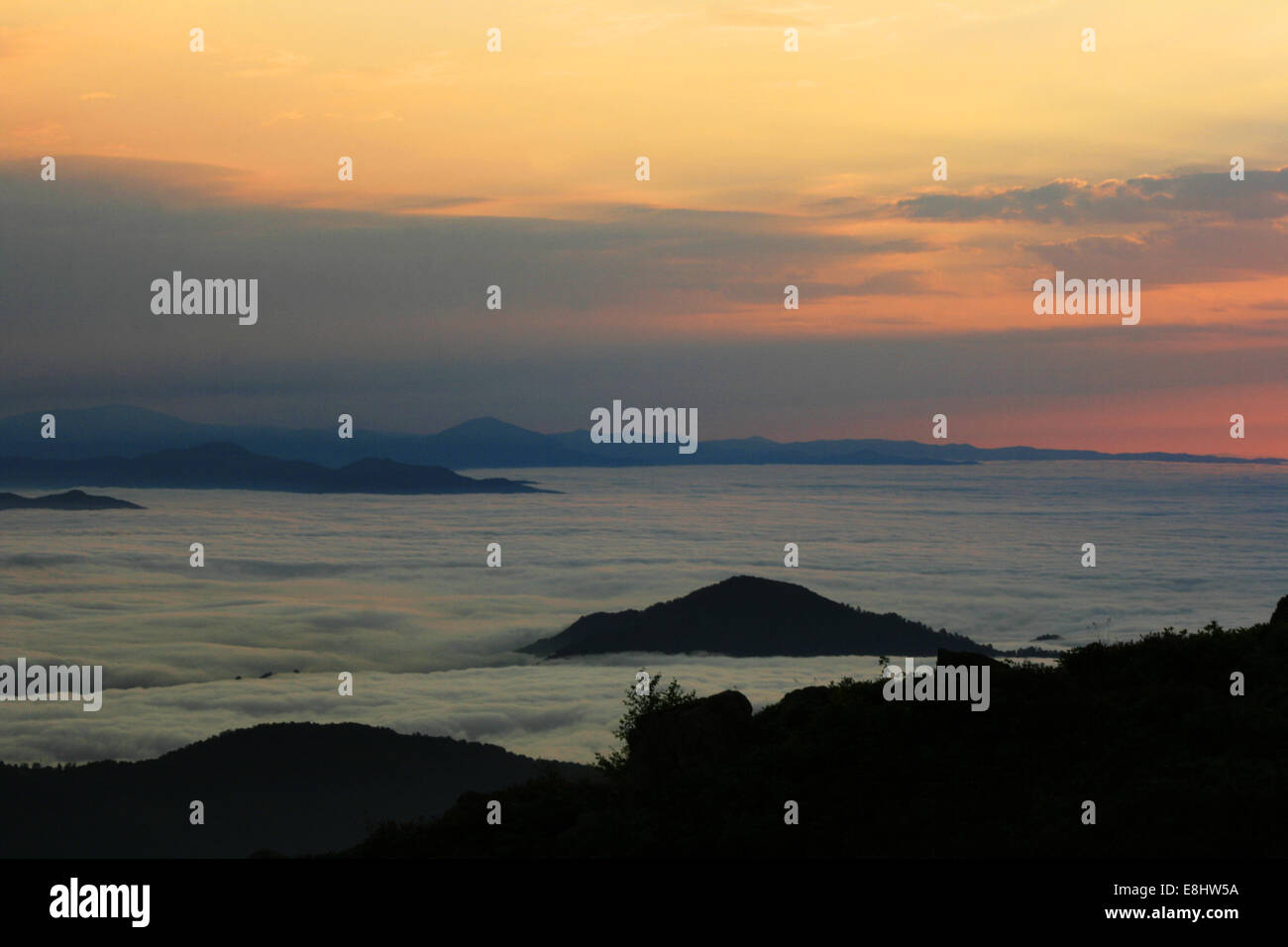Sonnenuntergang über nebligen Berge in Trabzon, Türkei Stockfoto