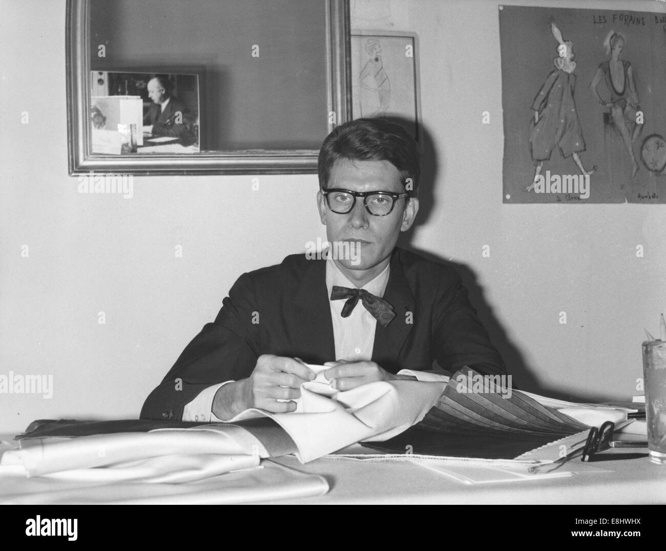 Paris, Frankreich. 1. Juni 2008. Yves Henri Donat Mathieu-Saint-Laurent (1. August 1936 - 1. Juni 2008), bekannt als YVES SAINT LAURENT war ein französischer Modeschöpfer und gilt als einer der größten Namen in der Modegeschichte. Yves verbrachte sein erste Jahr an des Hauses Dior auf alltägliche Aufgaben. Schließlich durfte er Skizzen für die Couture-Kollektion einreichen. Im August 1957 wählte Dior Saint Laurent zu seinem Nachfolger als Designer. Dior war zu der Zeit nur 52. Im Oktober des gleichen Jahres, Dior an einem massiven Herzinfarkt starb, war Yves 21. 1960 - Yves fand sich eingezogen, um die Franzosen zu dienen Stockfoto