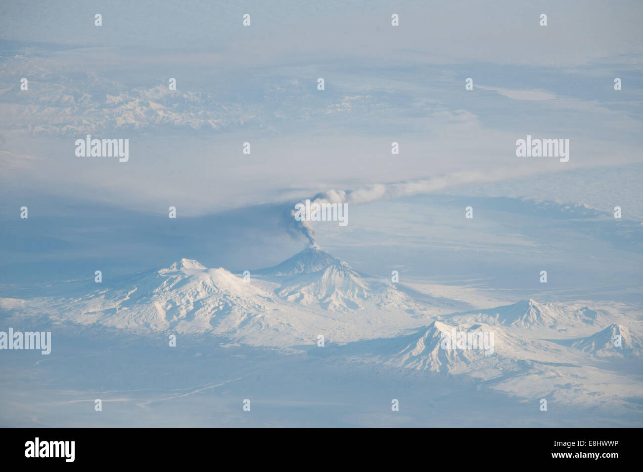 Aktivität am Kljutschewskoi Vulkan auf Kamtschatka in Russland wird in diesem Bild, fotografiert von einem E gekennzeichnet. Stockfoto