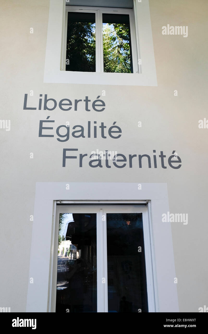 Liberte, Egalité, Fraternité geschrieben auf der Außenseite der französischen Polizei-Station in Bedoin, Provence, Frankreich Stockfoto