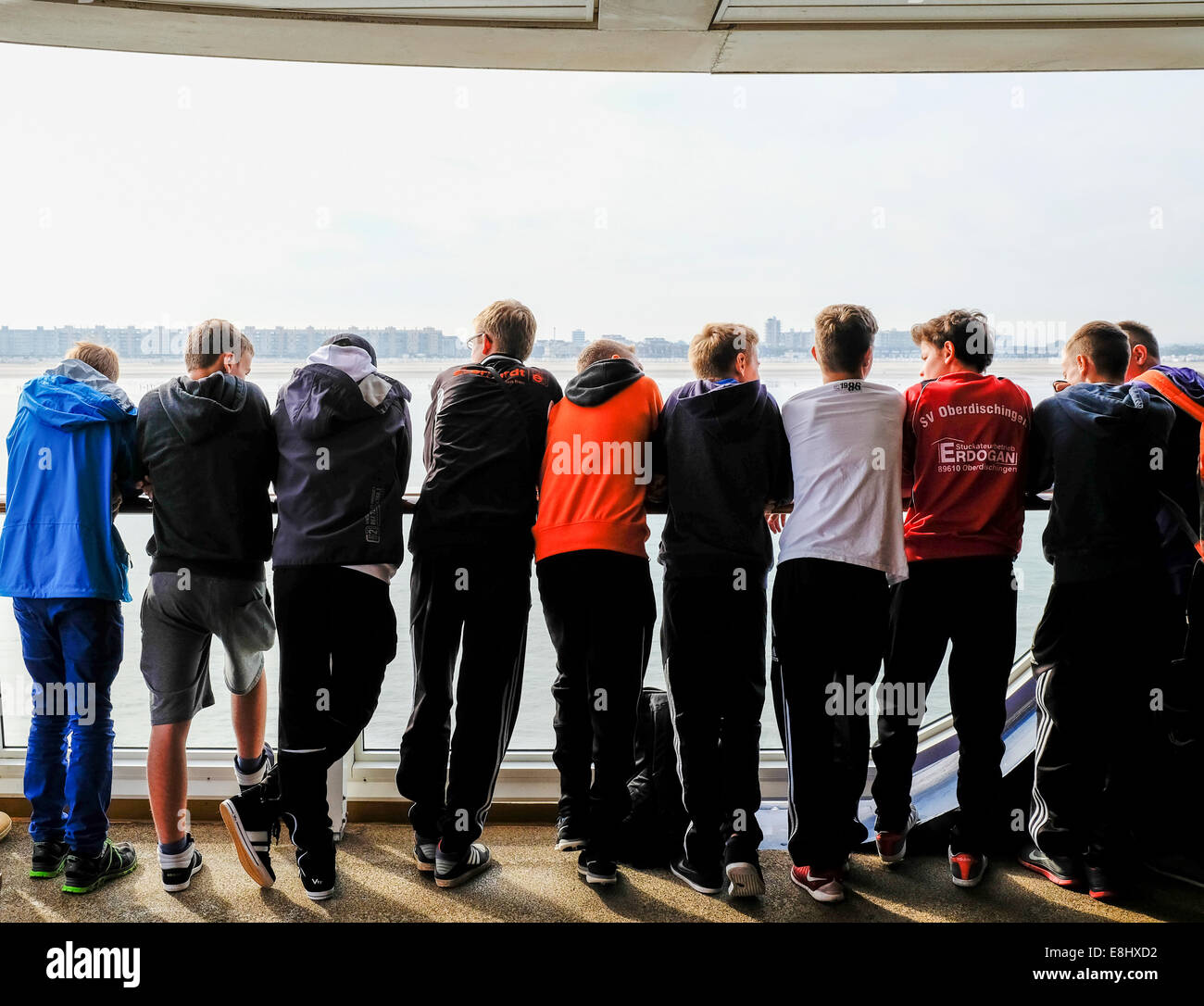 Gruppe von Schuljungen mit Blick von der Fähre in Calais, Frankreich Stockfoto