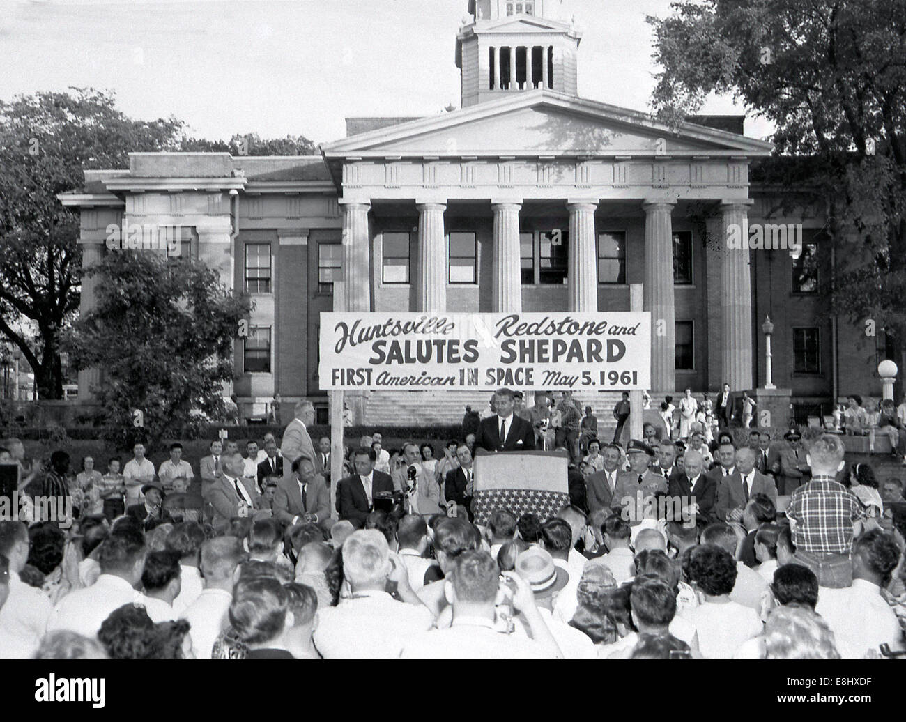Dr. Wernher von Braun spricht vor dem Madison County Courthouse in Alabama an und feiert den erfolgreichen Start des Raumschiffs Mercury-Redstone. Von Brauns Arbeit war entscheidend für die Förderung der US-Raumfahrt in den ersten Jahren der NASA. Stockfoto Dr. Wernher von Braun spricht vor dem Madison County Courthouse in Alabama an und feiert den erfolgreichen Start des Raumschiffs Mercury-Redstone. Von Brauns Arbeit war entscheidend für die Förderung der US-Raumfahrt in den ersten Jahren der NASA. Stockfoto