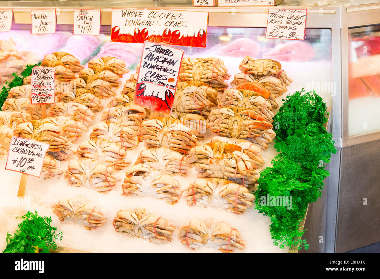 Jumbo Alaskan Krabben auf dem Display auf die Welt berühmte Pike Place Fish Market stehen Seattle, Washington, USA Stockfoto