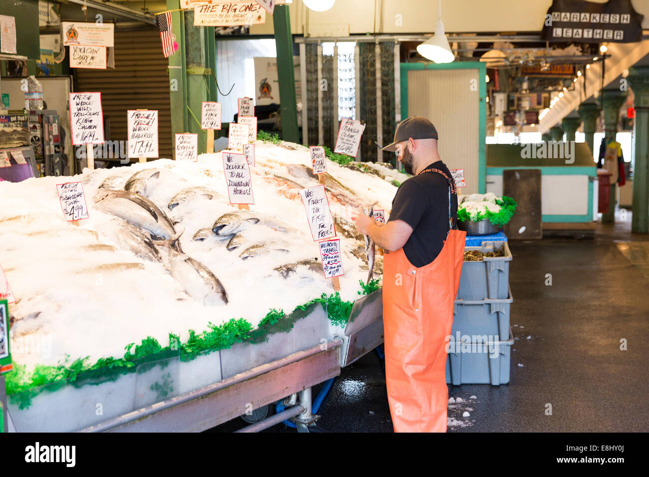 Arbeiter einer Welt berühmte Pike Place Fish Market in Seattle, Washington, USA rechtwinklige den Fisch auf dem Display stehen Stockfoto