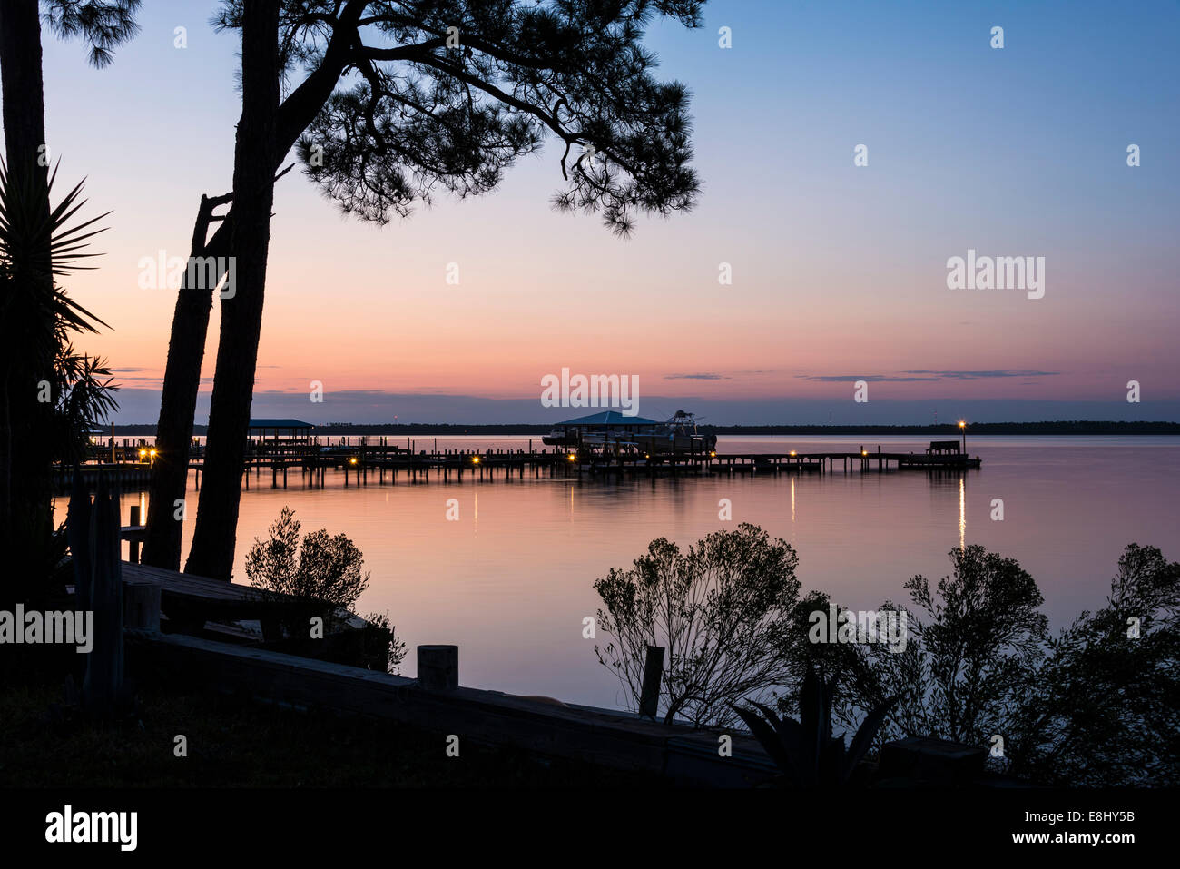 Abendlicht am Wolf Bay in der Nähe von Cetacean Cruises dock, Orange Beach, Alabama. Stockfoto